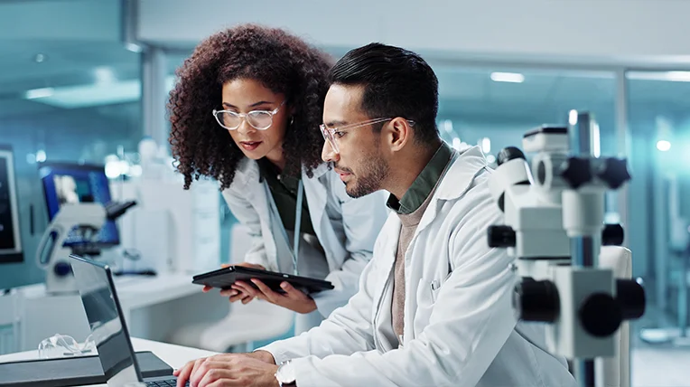 Profesionales de la salud analizando información científica en un entorno digital